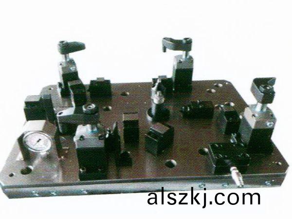齒(chi)輪室(shi)罩蓋液(ye)壓裌(jia)具(ju)